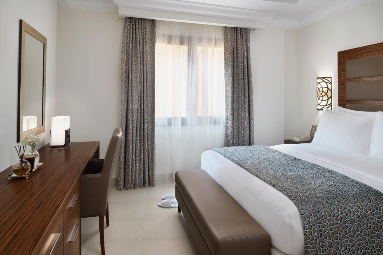 Marriott Executive Apartments Эль-Хубар Экстерьер фото A bedroom at the hotel