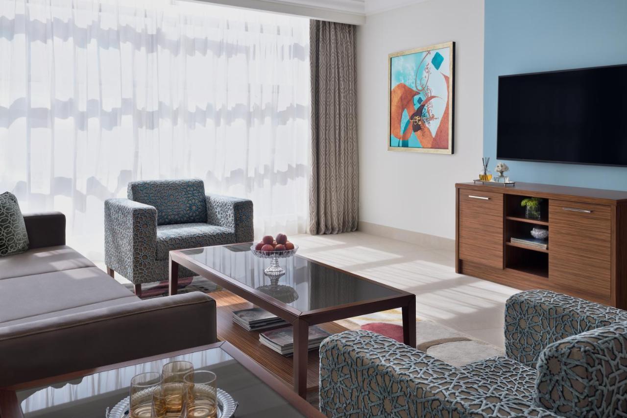 Marriott Executive Apartments Эль-Хубар Экстерьер фото A living room