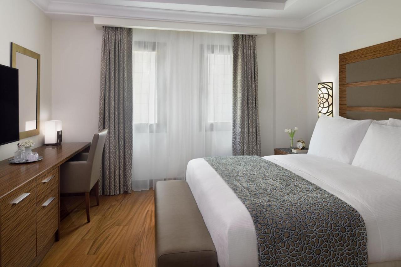 Marriott Executive Apartments Эль-Хубар Экстерьер фото A bedroom at the hotel