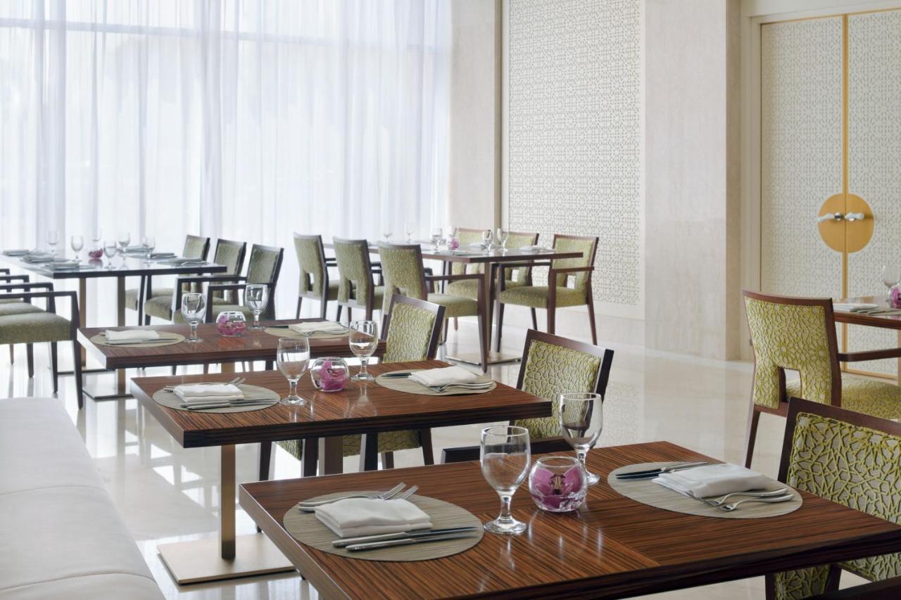 Marriott Executive Apartments Эль-Хубар Экстерьер фото The restaurant