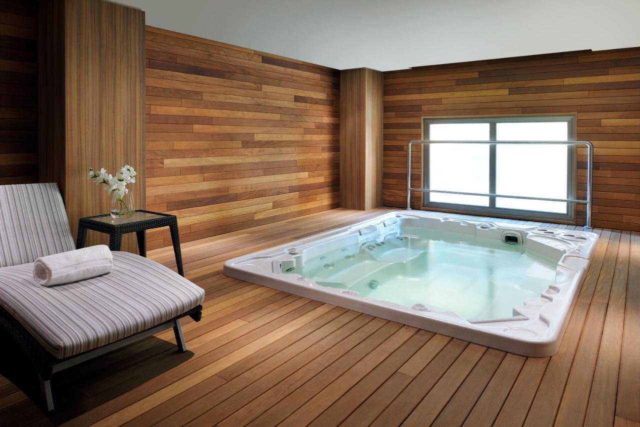 Marriott Executive Apartments Эль-Хубар Экстерьер фото A hot tub
