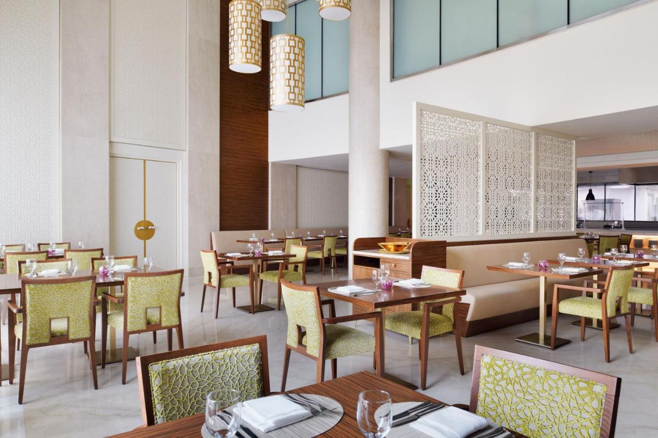Marriott Executive Apartments Эль-Хубар Экстерьер фото The restaurant
