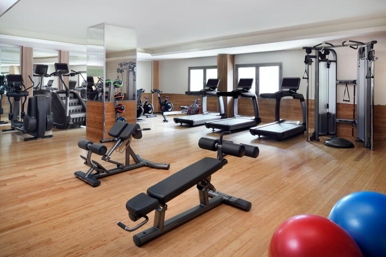 Marriott Executive Apartments Эль-Хубар Экстерьер фото A gym at a hotel