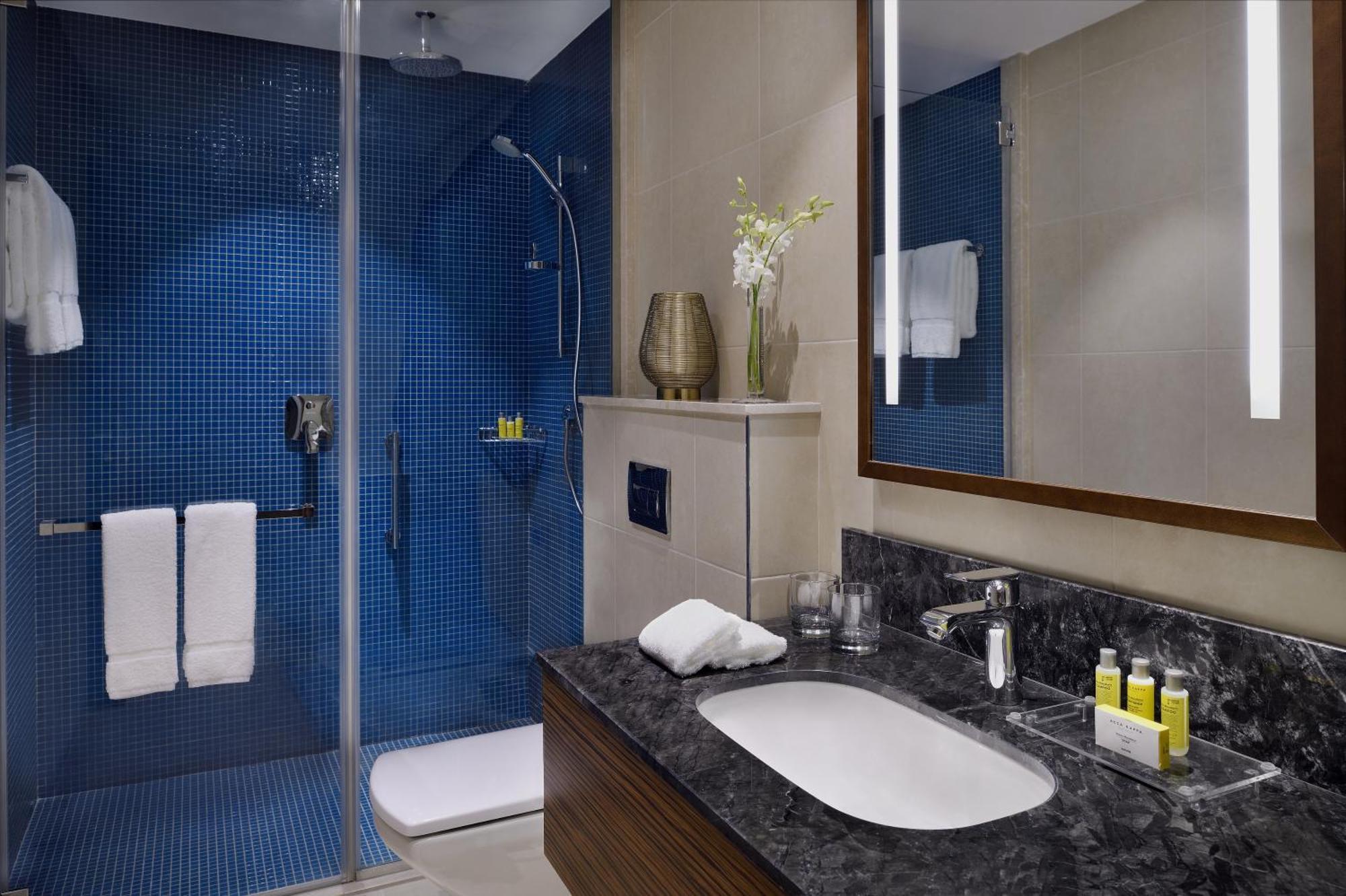 Marriott Executive Apartments Эль-Хубар Экстерьер фото A bathroom in a hotel