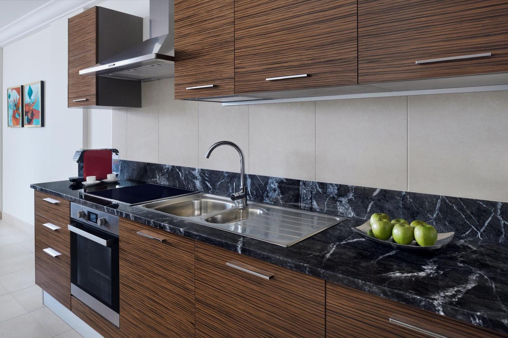 Marriott Executive Apartments Эль-Хубар Экстерьер фото A modern kitchen